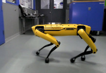 Les chiens robots vous tiennent la porte