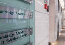 Cambridge Analytica met la clé sous la porte