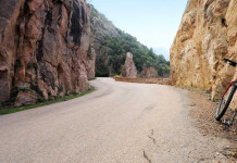 MapLite : pour une conduite autonome sans cartographie 3D