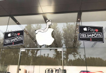 Les militants d’Attac effectuent une manifestation lors de l’ouverture d’un Apple Store sur les Champs-Élysées