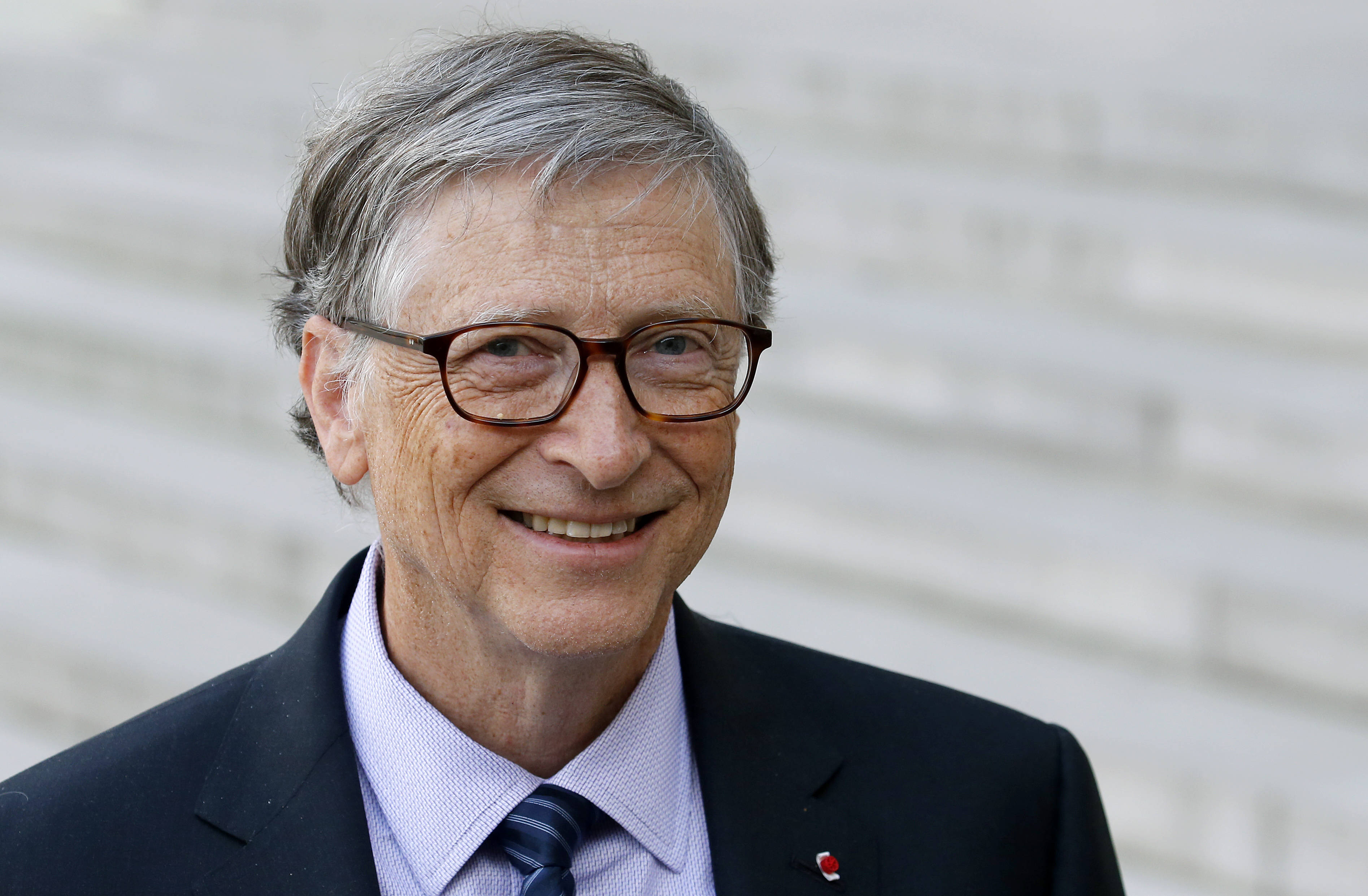 Bill Gates aurait eu une relation beaucoup plus proche avec Jeffrey Epstein  que ce qu'il prétend -