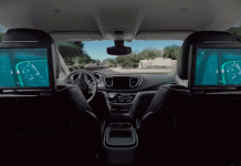 Une voiture autonome Waymo provoque l’étonnement sur la route